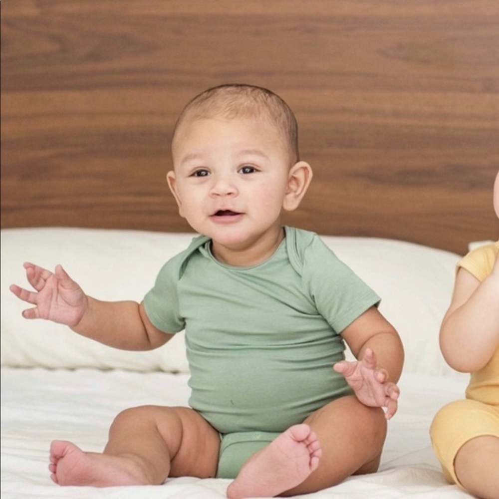 Kyte Baby short sleeve body suit in Matcha 0-3